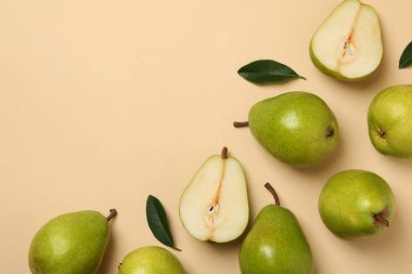 Bej arka planda taze yeşil armutlar, üst görünüm