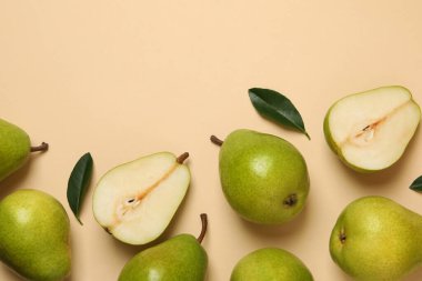 Bej arka planda taze yeşil armutlar, üst görünüm
