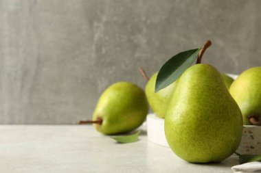 Beyaz desenli armutlu yeşil armut tepsisi