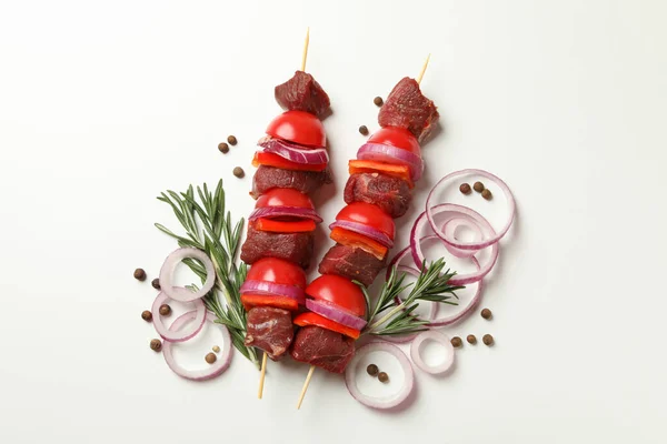 Raw Shish Kebab Erbe Spezie Sfondo Bianco — Foto Stock