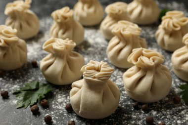 Khinkali, siyah dumanlı arka planda baharatlar ve un