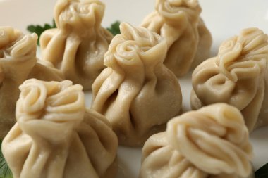 Beyaz arka planda lezzetli khinkali, kapat