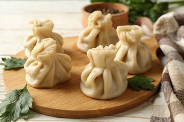 Beyaz ahşap arka planda khinkali tahtası ile lezzetli öğle yemeği kavramı