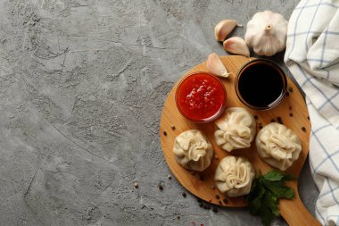 Gri arka planda Khinkali yönetim kurulu ile lezzetli öğle yemeği kavramı