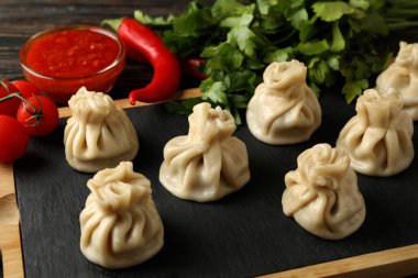 Khinkali yönetim kuruluyla lezzetli öğle yemeği kavramı. Kapatın.