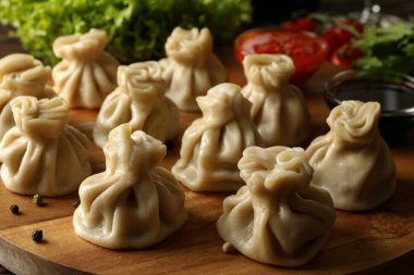 Khinkali yönetim kuruluyla lezzetli öğle yemeği kavramı. Kapatın.