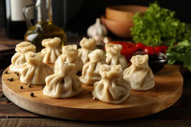 Tahta arka planda khinkali tahtası ile lezzetli öğle yemeği kavramı