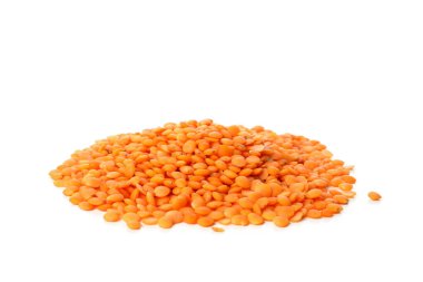 Beyaz arkaplanda izole edilmiş kırmızı baklagil yığını