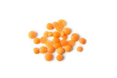 Beyaz arkaplanda pişmemiş kırmızı baklagiller izole