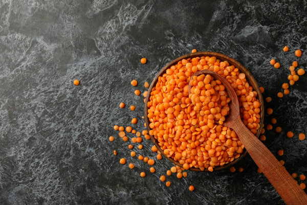 Чаша и ложка с красными бобовыми на черном фоне Смоки