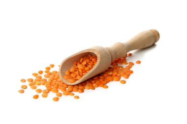 Beyaz zemin üzerinde kırmızı baklagiller ile ahşap kepçe