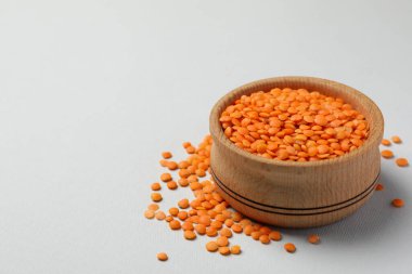 Beyaz arkaplanda kırmızı baklagiller, metin için boşluk