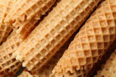 Yoğunlaştırılmış sütle lezzetli gofret ruloları. Kapatın.