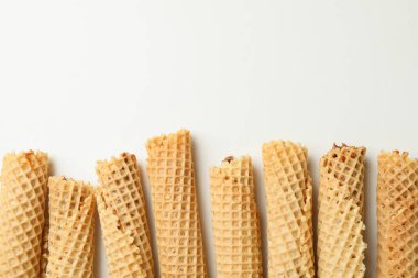Beyaz zemin üzerinde yoğunlaştırılmış süt ile waffle ruloları