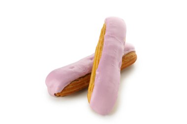 Beyaz arka planda izole edilmiş muhallebi ile nefis ekler.