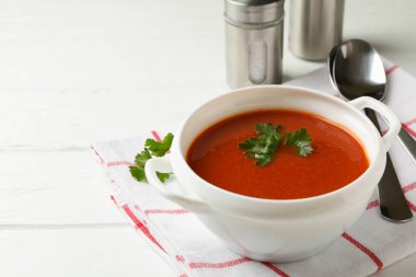 Ahşap zemin üzerinde domates çorbası ile lezzetli akşam yemeği kavramı