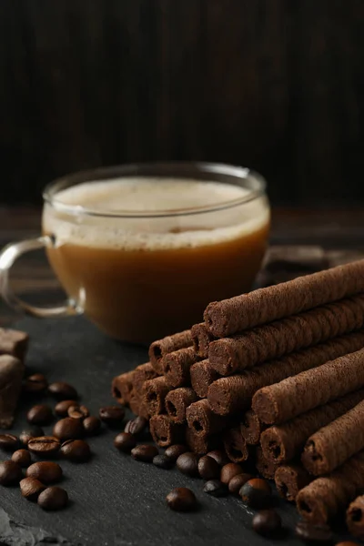 Konsep Sarapan Dengan Kopi Dan Wafer Gulung Coklat Latar Belakang — Stok Foto