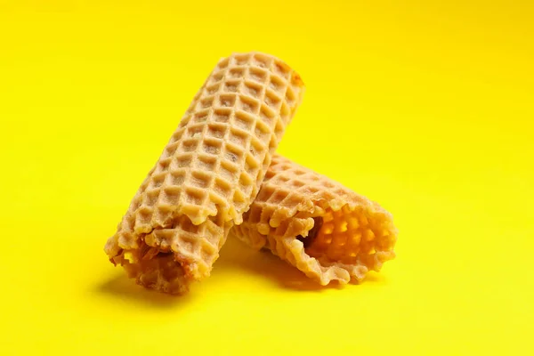 Lekkere Wafeltjes Met Gecondenseerde Melk Gele Achtergrond — Stockfoto