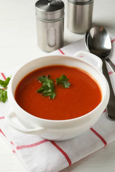 木の背景にトマトスープとおいしいディナーの概念 — ストック写真