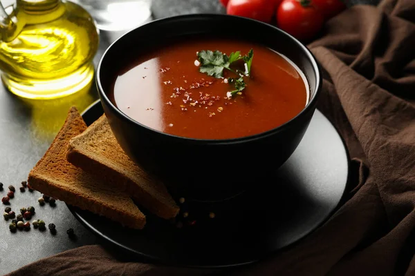 Conceito Comida Saborosa Com Sopa Tomate Fundo Preto Fumado — Fotografia de Stock