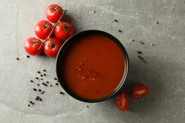 Tigela Saborosa Sopa Tomate Fundo Cinza — Fotografia de Stock