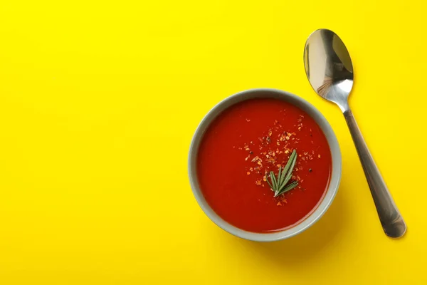 Чаша Вкусного Томатного Супа Ложки Желтом Фоне — стоковое фото