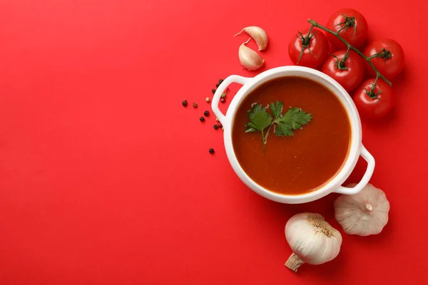 Чаша Томатным Супом Ингредиентами Красном Фоне — стоковое фото