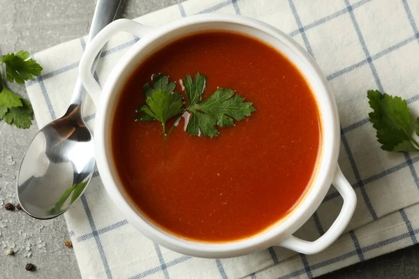 Tigela Sopa Tomate Colher Toalha Fundo Cinza — Fotografia de Stock