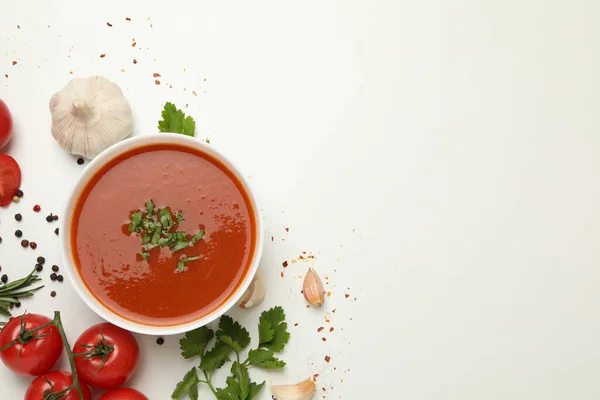 Cuenco Con Sopa Tomate Ingredientes Sobre Fondo Blanco —  Fotos de Stock