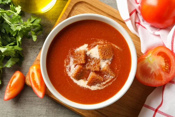 배경에 토마토 수프를 곁들인 맛있는 음식에 — 스톡 사진