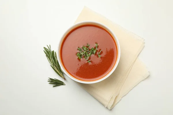 Tigela Sopa Tomate Toalha Fundo Branco — Fotografia de Stock