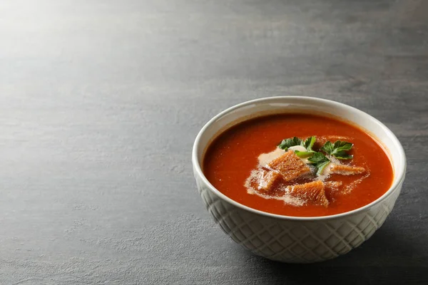 Cuenco Sabrosa Sopa Tomate Sobre Fondo Madera Oscura —  Fotos de Stock