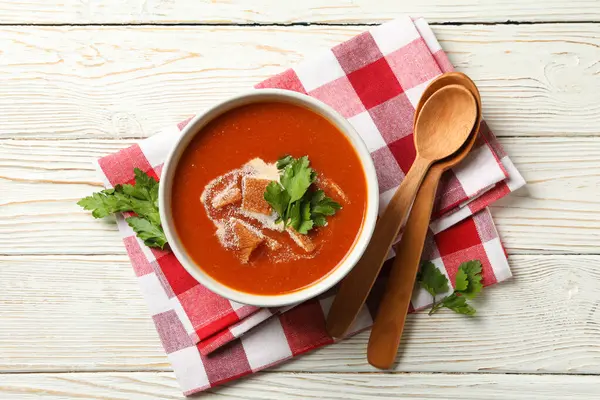 배경에 토마토 수프를 곁들인 맛있는 음식에 — 스톡 사진