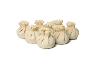 Beyaz arka planda izole edilmiş lezzetli çiğ khinkali