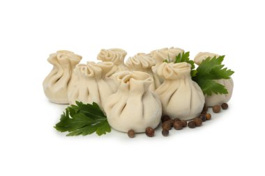 Beyaz arka planda çiğ khinkali, biber ve maydanoz izole edilmiş.