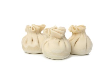 Beyaz arka planda izole edilmiş lezzetli çiğ khinkali