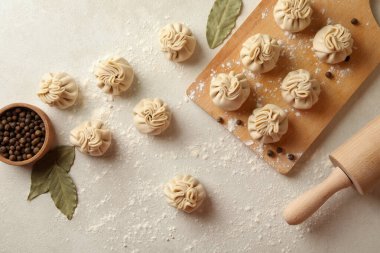 Çiğ khinkali ve beyaz desenli arka planda baharat pişirme kavramı