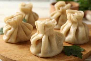 Beyaz ahşap arka planda khinkali tahtası ile lezzetli öğle yemeği kavramı