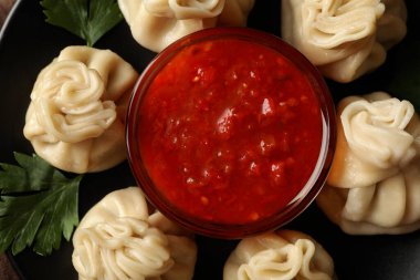 Khinkali ve soslu tabak, üst görünüm ve yakın çekim