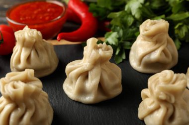 Khinkali yönetim kuruluyla lezzetli öğle yemeği kavramı. Kapatın.