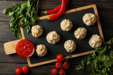 Tahta arka planda khinkali tahtası ile lezzetli öğle yemeği kavramı