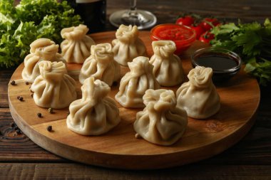 Tahta arka planda khinkali tahtası ile lezzetli öğle yemeği kavramı