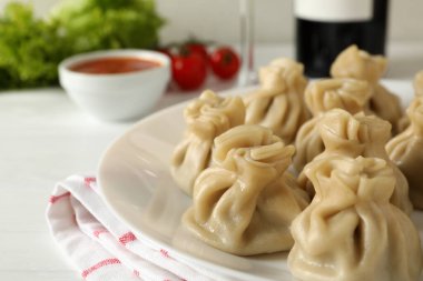 Beyaz ahşap arka planda bir tabak khinkali ile lezzetli öğle yemeği kavramı