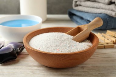 Beyaz ahşap arka planda çamaşırhane aksesuarları, kapatın.