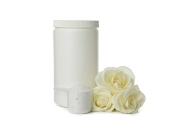 Plastik şişe ve çamaşır tozu ile kepçe beyaz arka planda izole