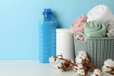 Çamaşır aksesuarları mavi arkaplana karşı beyaz masada