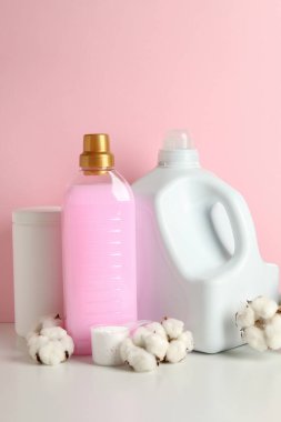 Beyaz masadaki aksesuarlar pembe arkaplana karşıdır