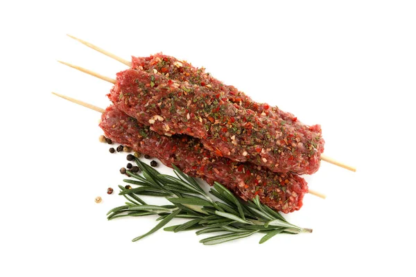Spiesen Met Rauw Gehakt Vlees Lula Kebab Kruiden Specerijen Geïsoleerd — Stockfoto