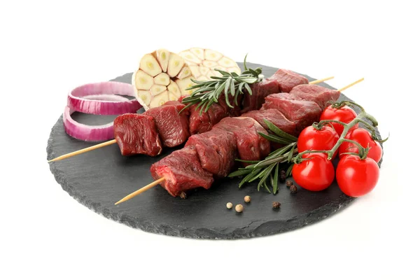 Tavola Con Carne Cruda Shish Kebab Verdure Isolate Sfondo Bianco — Foto Stock