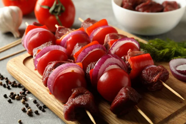 Gri Arkaplanda Çiğ Şiş Kebabı Malzemeleri Olan Tahta — Stok fotoğraf